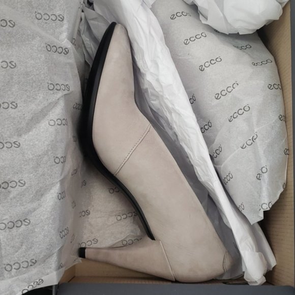Ecco Women's Cream Heels - Picture 11 of 11